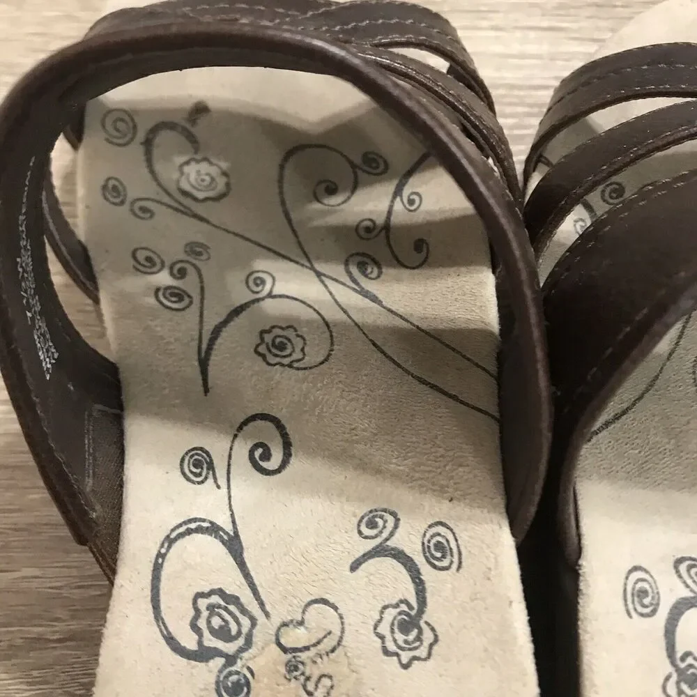 Baretraps Findie Slide Sandal Womens 7.5‎ Wide Brown Low Wedge Slip On Shoes